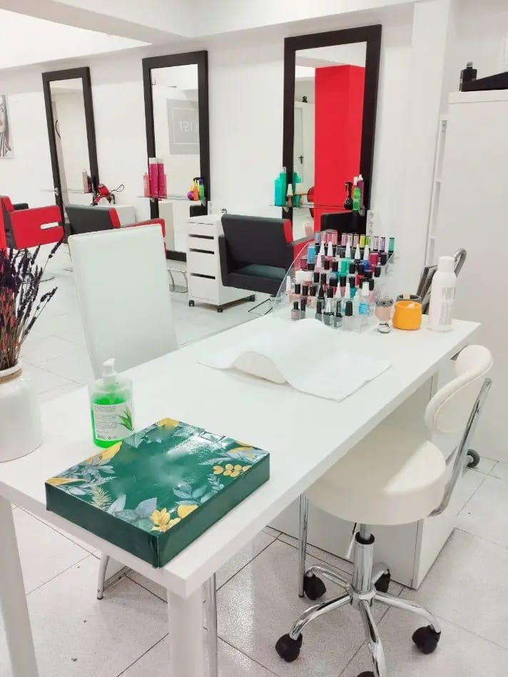 Zona de manicura con esmaltes de colores