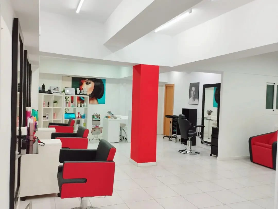 Interior del salón con sillones rojos y negros