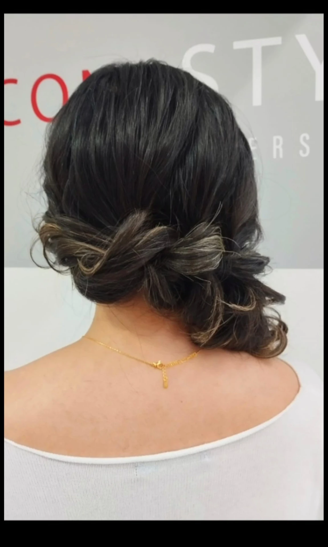 Recogido bajo trenzado en cabello oscuro