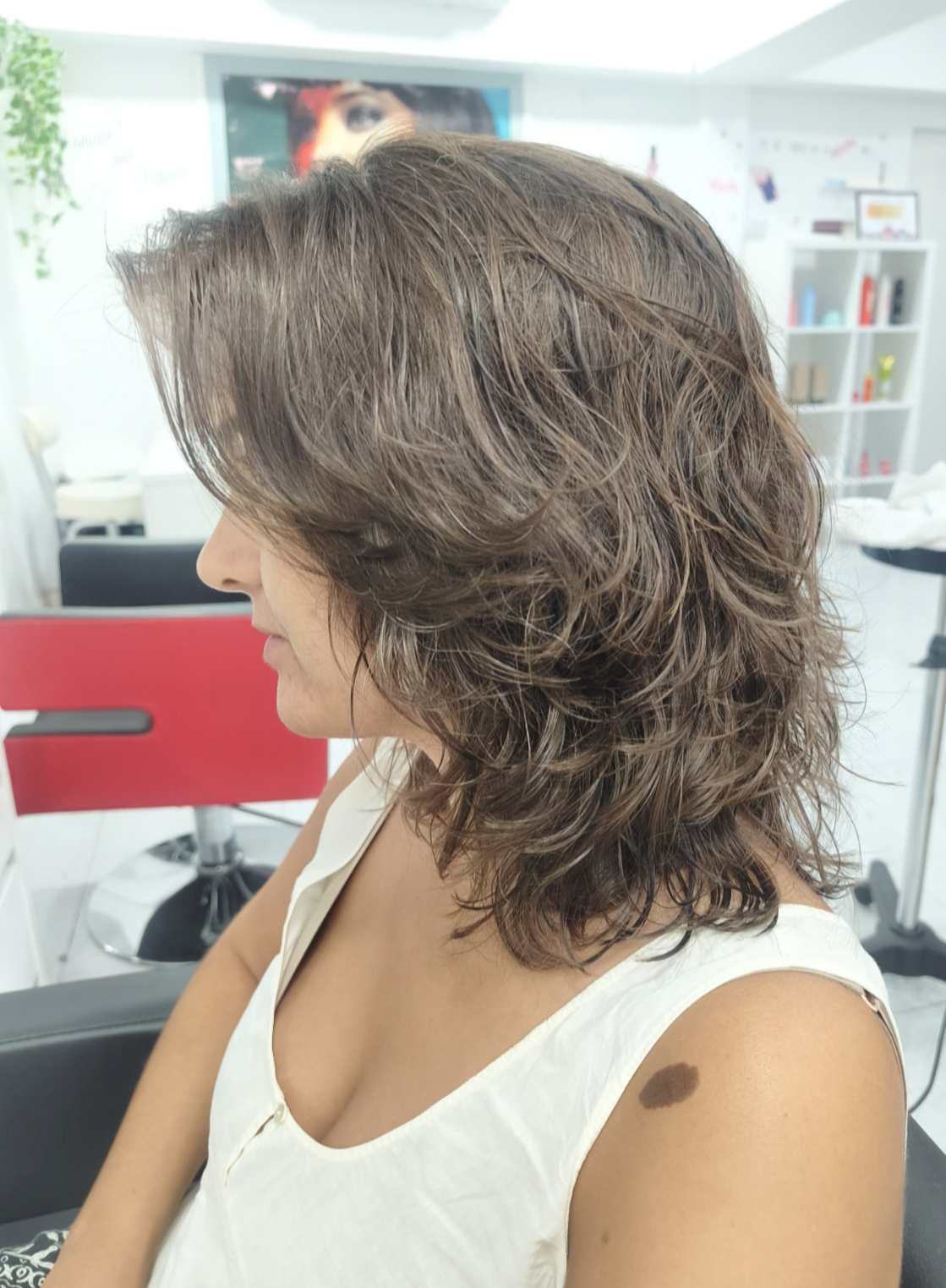 Corte en capas con movimiento y mechas naturales