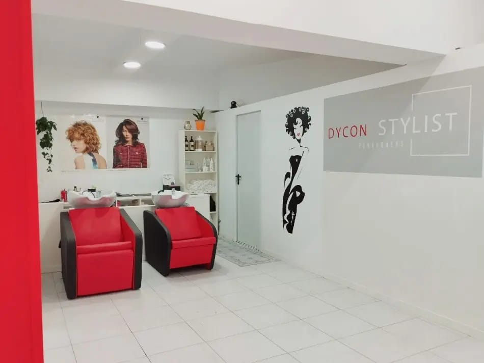 Pared con el logotipo de Dycon Stylist y lavacabezas