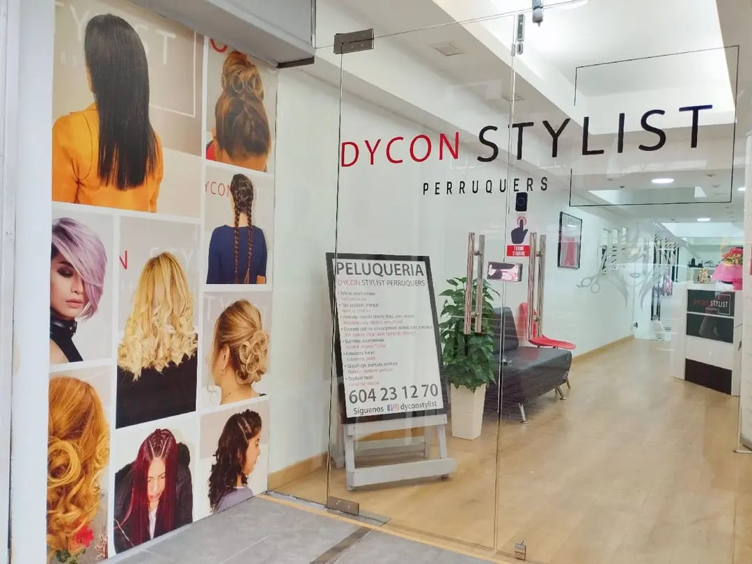 Entrada del salón Dycon Stylist Perruquers en Les Corts
