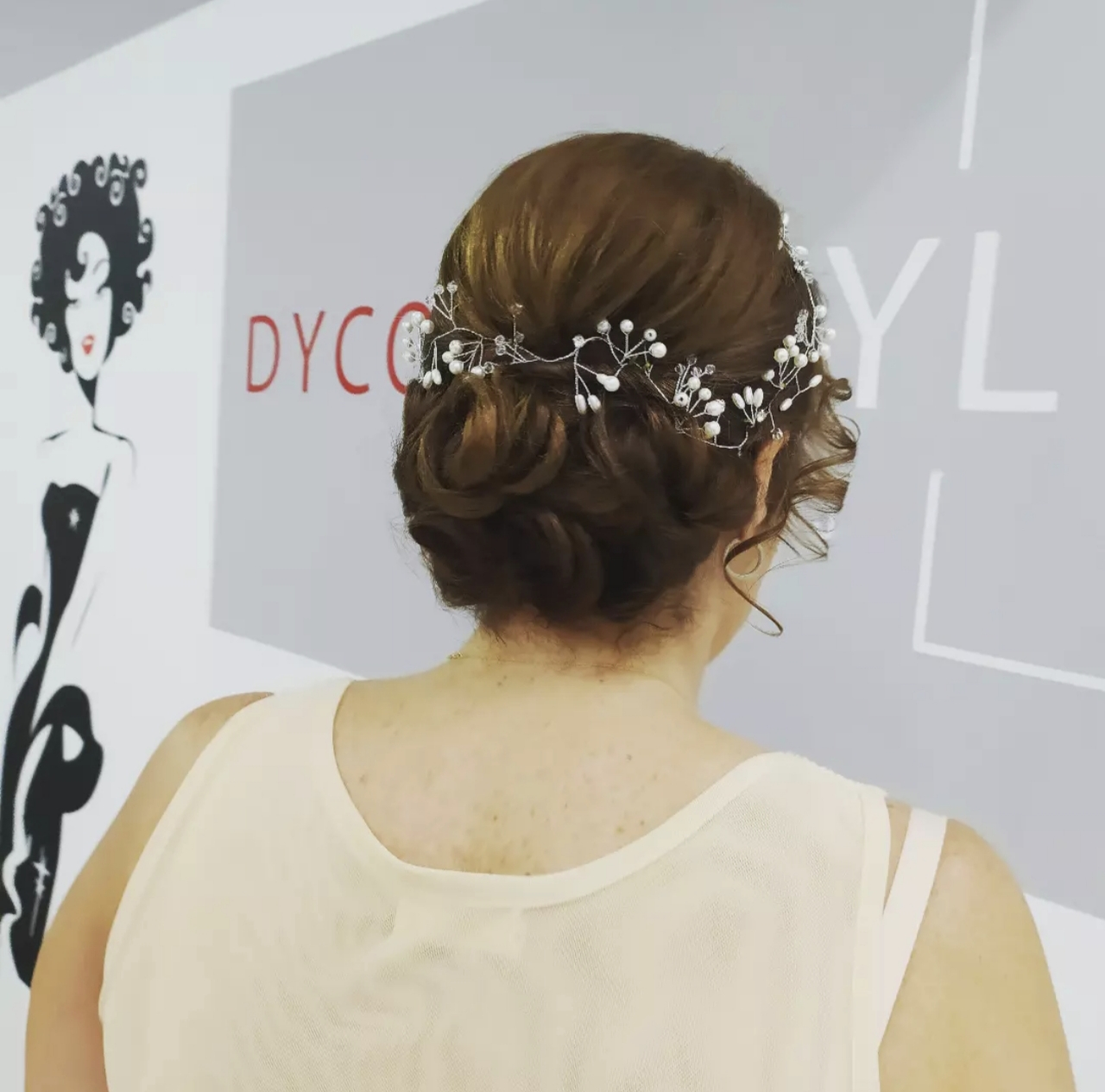 Recogido de novia con tocado de perlas